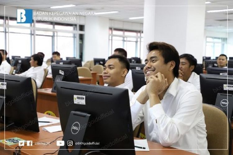 Pebulu tangkis ganda campuran Indonesia, Tontowi Ahmad, saat mengikuti Seleksi Kompetensi Dasar (SKD) dengan menggunakan computer assisted test (CAT) di Kantor Pusat Badan Kepegawaian Negara, Jakarta, Rabu (28/11/2018).