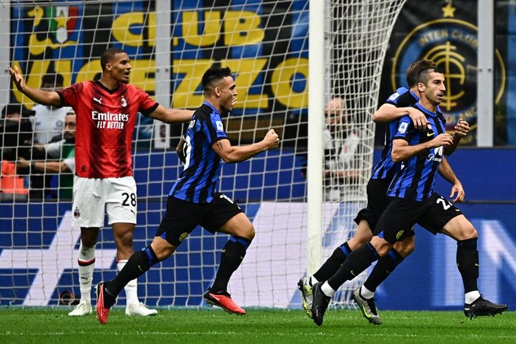 Henrikh Mkhitaryan melakukan selebrasi usai mencetak gol dalam laga pekan keempaat Liga Italia 2023-2024 antara Inter vs Milan di Stadion Giuseppe Meazza, Sabtu (16/9/2023). (Photo by GABRIEL BOUYS / AFP)