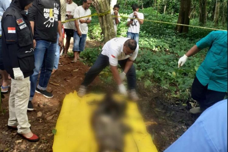 Mayat tanpa identitas ditemukan di TPU Kampung Singapadu, Kecamatan Curug, Kota Serang, Banten, Minggu (2/2/2020).