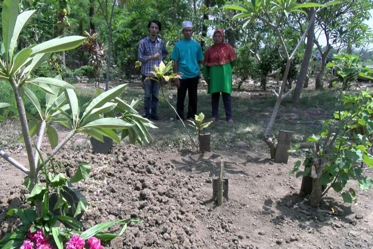 Muryati dan Wastam orangtua Banu Rusman saat berada di makam anaknya di Desa Tenggengwetan, Sragi, Pekalongan, Jawa Tengah.