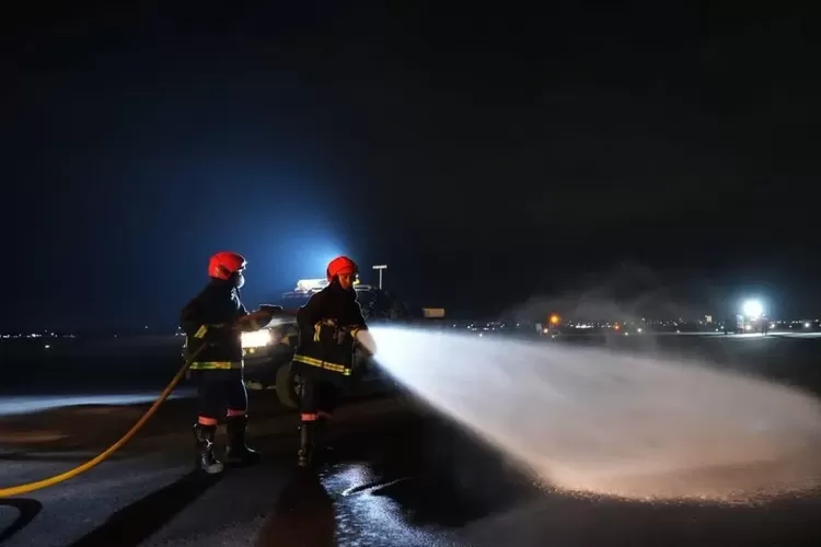 Runway hingga Apron 7 Bandara yang Ditutup Dibersihkan dari Abu Vulkanik, Berapa Lama Prosesnya?