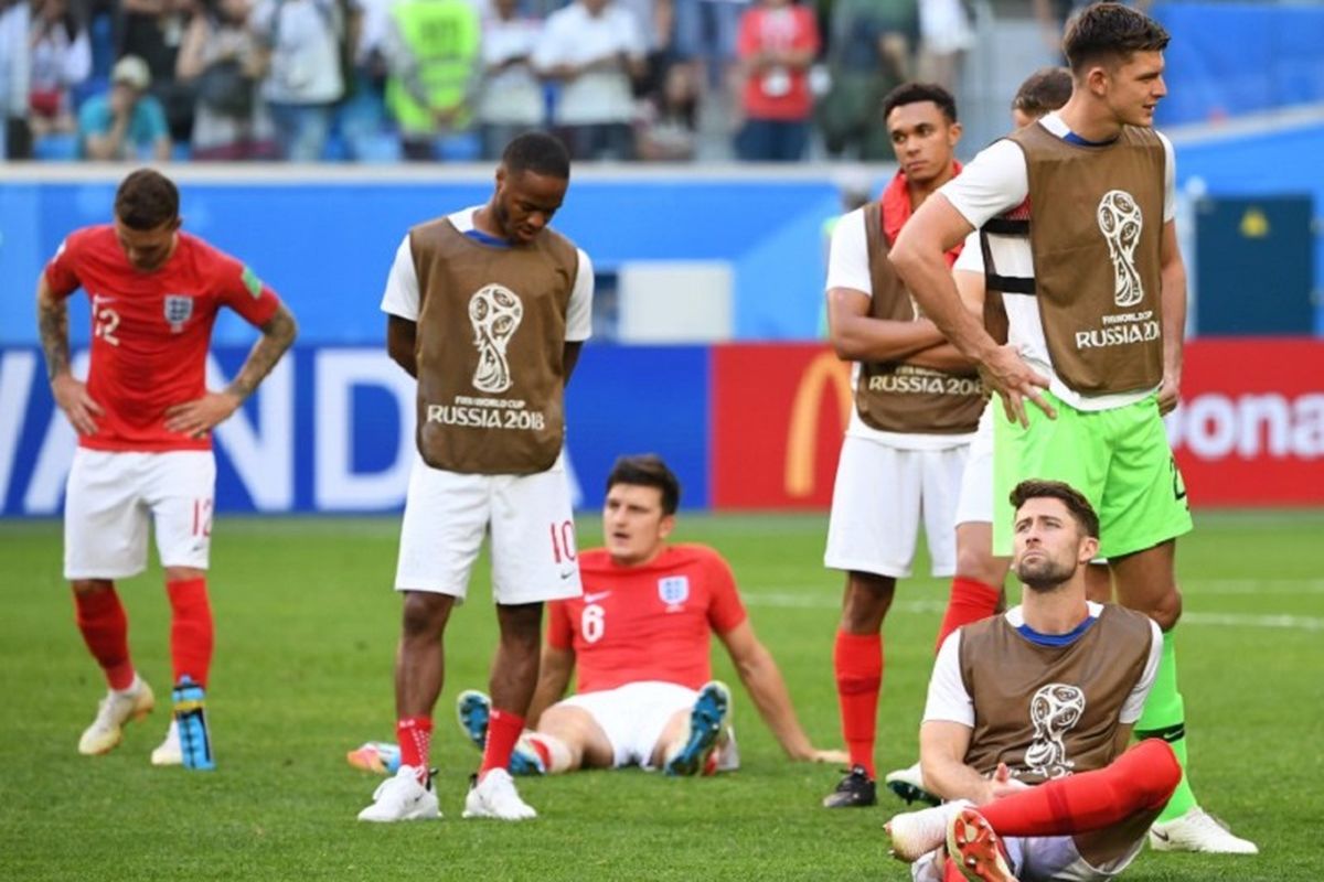 Para pemain Inggris tampak lesu seusai kalah dari Belgia pada laga perebutan tempat ketiga Piala Dunia 2018 di St. Petersburg, 14 Juil 2018. 