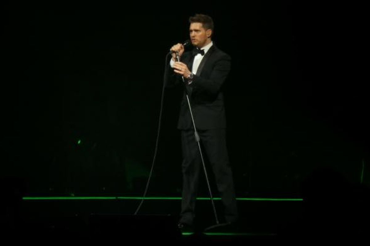 Vokalis, pencipta lagu, dan aktor dari Kanada, Michael Buble (39), menghibur para penggemarnya saat tampil dalam konser Michael Buble Live in Jakarta, di Indonesia Convention Exhibition (ICE) Arena, BSD City, Tangerang, Kamis (29/1/2015) malam.