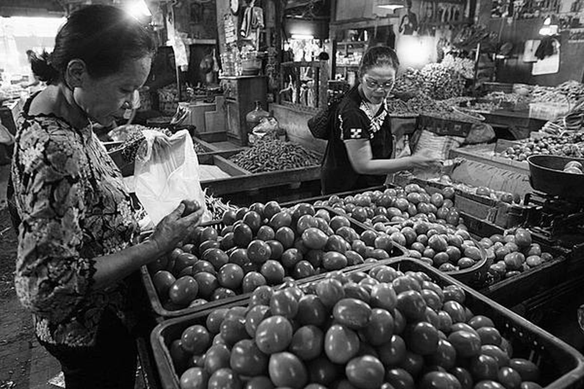 Pembeli memilih sayuran segar di Pasar Inpres, Senen, Jakarta Pusat. Pasar itu menjadi salah satu sumber belanja sayuran pedagang di pasar yang lebih kecil.