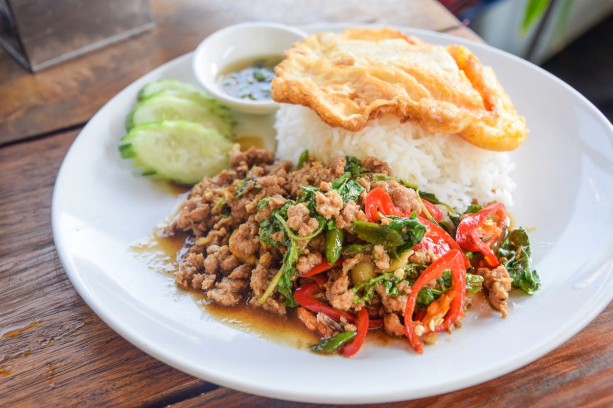 Ilustrasi thai chicken basil untuk menu makan siang.