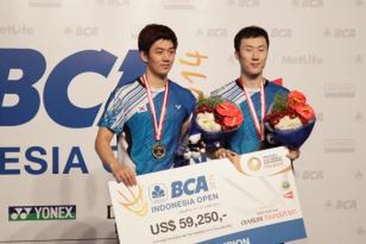 Pebulu tangkis ganda putra Korea, Lee Yong-dae/Yoo Yeong-seung, berpose di atas podium BCA Indonesia Open Superseries Premier 2014. Mereka juara setelah mengalahkan ganda Indonesia, Mohammad Ahsan/Hendra Setiawan, 21-15, 21-17, Minggu (22/6/2014).