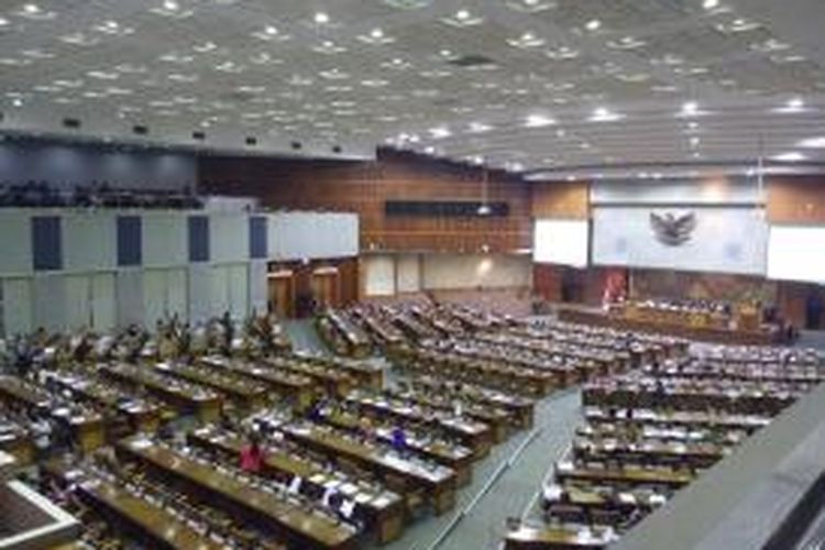 Suasana rapat paripurna di Gedung Parlemen DPR RI, Jakarta saat membahas RAPBN TA 2016 Selasa (7/7/2015)