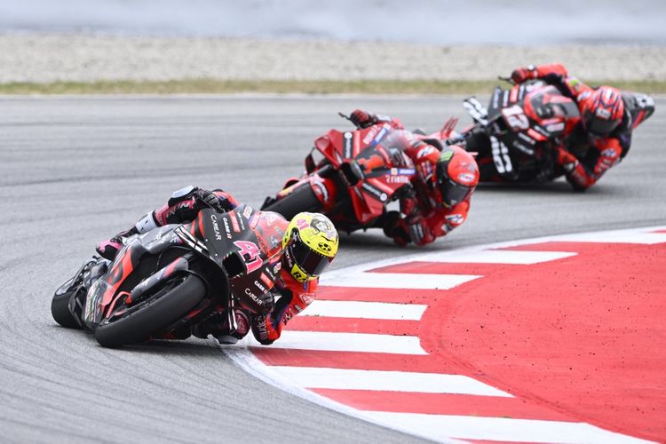 Pebalap Aprilia asal Spanyol, Aleix Espargaro (paling depan), saat bersaing dengan Francesco Bagnaia (tengah) dan Maverick Vinales (belakang) pada balapan sprint race MotoGP Catalunya 2023 di Sirkuit Catalunya, Barcelona, Spanyol, pada 2 September 2023. Terkini, Aleix Espargaro dikenai denda Rp 168 juta dan penalti 6 grid akibat ulahnya memukul Franco Morbidelli pada FP2 MotoGP Qatar.