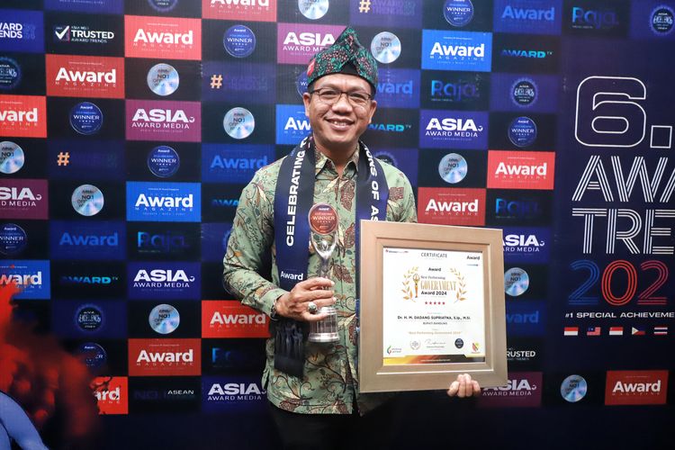 Bupati Bandung Dadang Supriatna meraih penghargaan 6.0 Award Trends 2024?. 