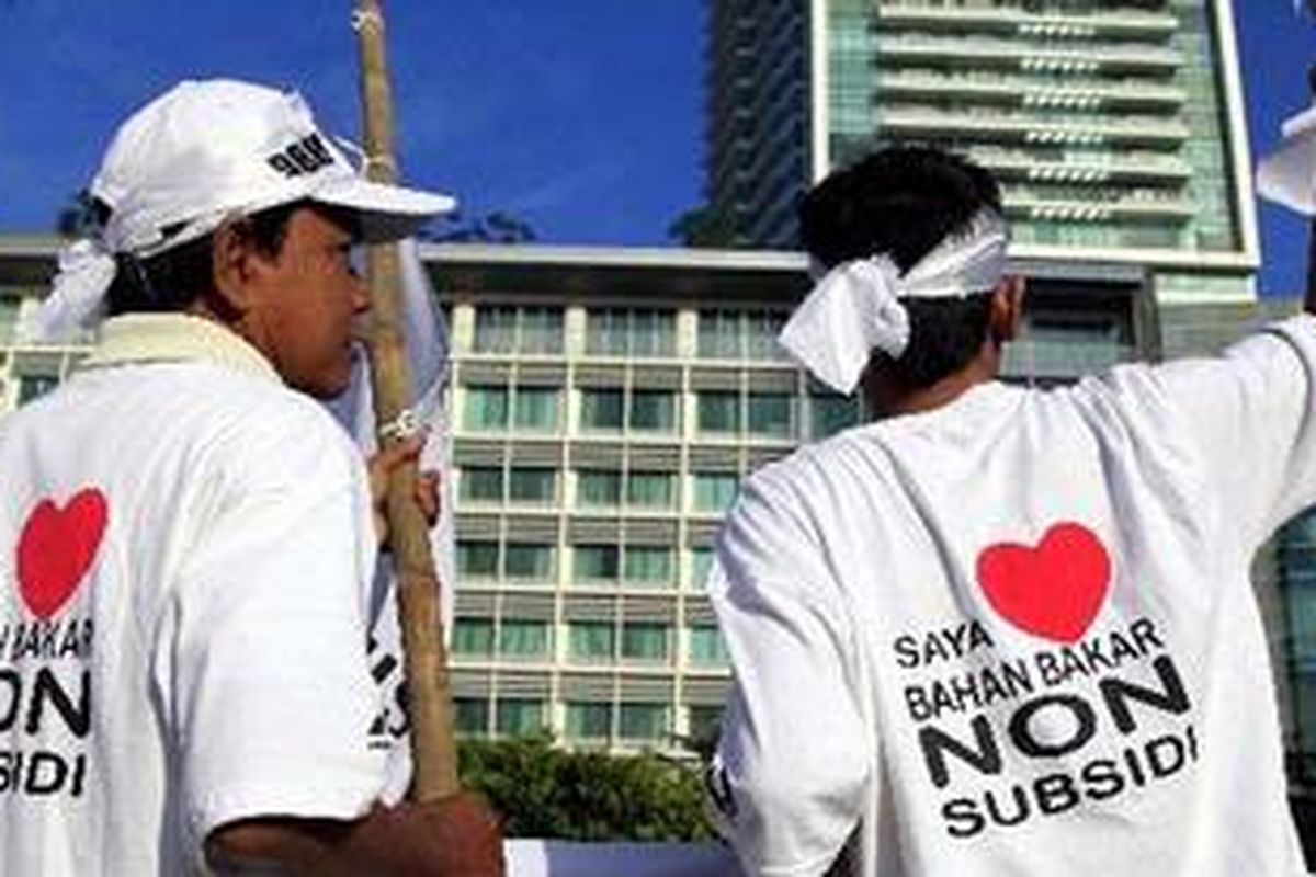 Kampanye simpatik gerakan cinta BBM Non Subsidi oleh Himpunan Wiraswasta Nasional Minyak dan Gas Bumi (Hiswana Migas) di Bundaran Hotel Indonesia, Sabtu (26/6/2010).