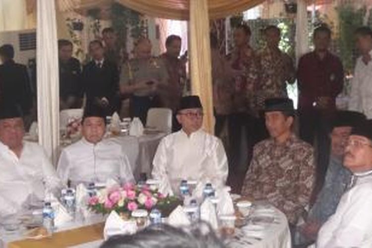 Presiden Joko Widodo dan Wakil Presiden Jusuf Kalla buka puasa bersama sejumlah pejabat dan tokoh politik di rumah Ketua MPR Zulkifli Hasan, Jakarta, Senin (22/6/2015).