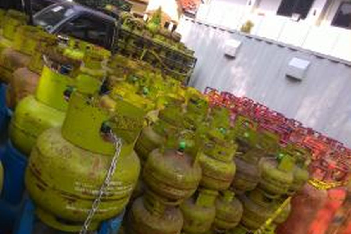 Polisi menyita ratusan gas LPG tabung 3 kg bersubsidi dipindahkan ke tabung LPG 12 kg. Barang bukti ini diambil dari tiga komplotan penyuntik gas di tiga lokasi, selama April-Mei 2015.