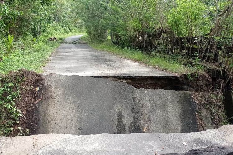 Jalan di dusun Tomol, Desa Liang, Kecamatan Salahutu, Kabupaten Maluku Tengah amblas saat hujan deras mengguyur wilayah tersebut, Selasa (12/7/2022)