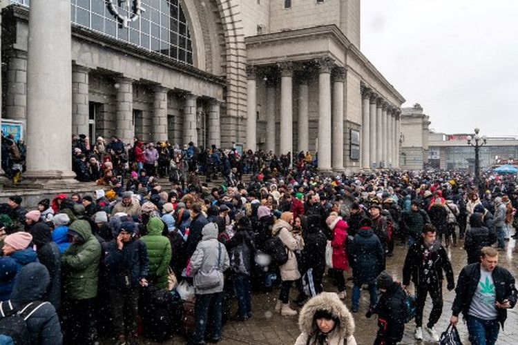 Orang-orang mencoba untuk mendapatkan kereta evakuasi di stasiun kereta Kota Dnipro pada Sabtu (5/3/2022). Menteri Luar Negeri AS Antony Blinken memperingatkan bahwa perang di Ukraina mungkin tidak akan segera berakhir dan bahwa AS dan sekutu Eropa harus mempertahankan tekanan keras pada Rusia sampai berakhir.