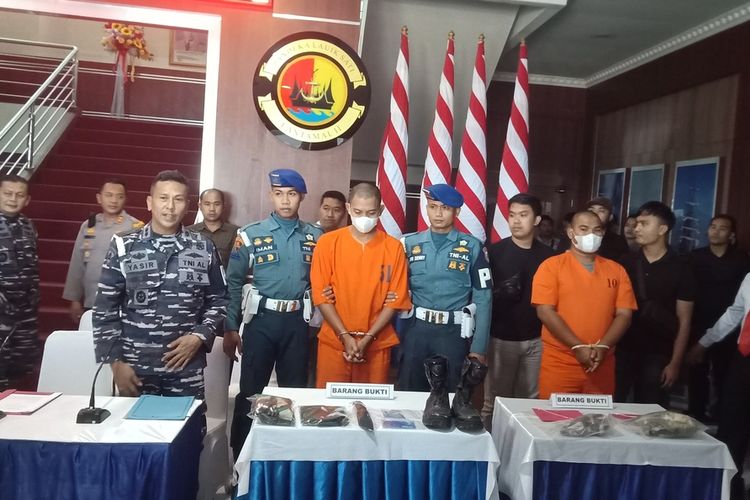 Dua tersangka pembunuhan eks Casis TNI AL, Serda AAM dan MA dikawal konferensi pers, Selasa (2/4/2024) di Mako Lantamal Padang.