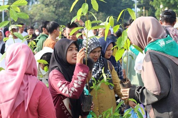 Dompet Dhuafa Volunteer (DDV) bekerja sama dengan berbagai komunitas lingkungan mengadakan aksi tukar sampah plastik dengan bibit pohon di Car Free Day Kota Pekanbaru, Minggu (22/9/2024).