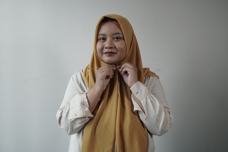 Tutorial hijab segi empat untuk Idul Adha 1446 H.
