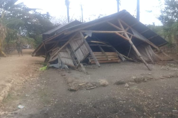 Rumah warga Kabupaten Kupang yang rusak akibat angin kencang