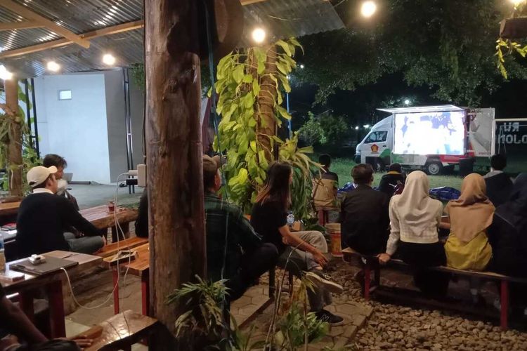 Nonton bareng debat Capres yang dilaksanakan oleh pendukung pasangan Prabowo - Gibran, di Kabupaten Jombang, Jawa Timur, Selasa (12/12/2023) malam.