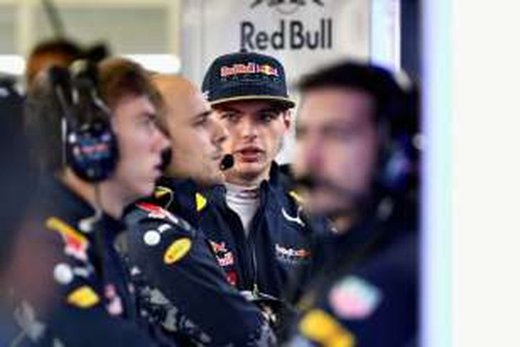 Pebalap Red Bull Racing asal Belanda, Max Verstappen, berbicara dengan krunya di garasi jelang sesi latihan ketiga GP Meksiko di Autodromo Hermanos Rodriguez, Sabtu (29/10/2016).