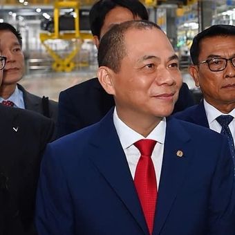 Presiden RI Joko Widodo (Jokowi) menyempatkan diri untuk berkunjung ke pabrik produsen kendaraan listrik VinFast ditemani Direktur Umum VinFast Pham Nhat Vuong yang berlokasi di Hai Phong, Vietnam, Sabtu (13/1/2024).