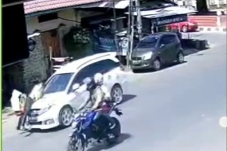 Seorang polisi lalu lintas (Polantas) di Kabupaten Gowa, Sulawesi Selatan terekam CCTV tengah bergelantungan di mobil yang melaju dengan kencang. Selasa, (23/8/2022).