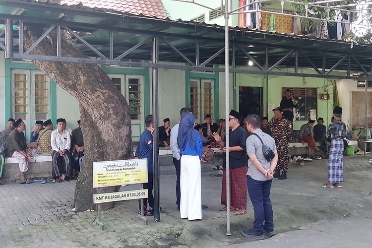 Gus Alam Dimakamkan di Samping Ayahanda KH Dimyati Rois di Kendal