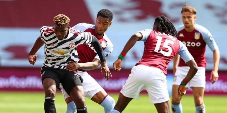 Paul Pogba (kiri) berebut bola dengan para pemain Aston Villa dalam pertandingan Aston Villa vs Man United di Stadion Villa Park, Minggu (9/5/2021) malam WIB. 