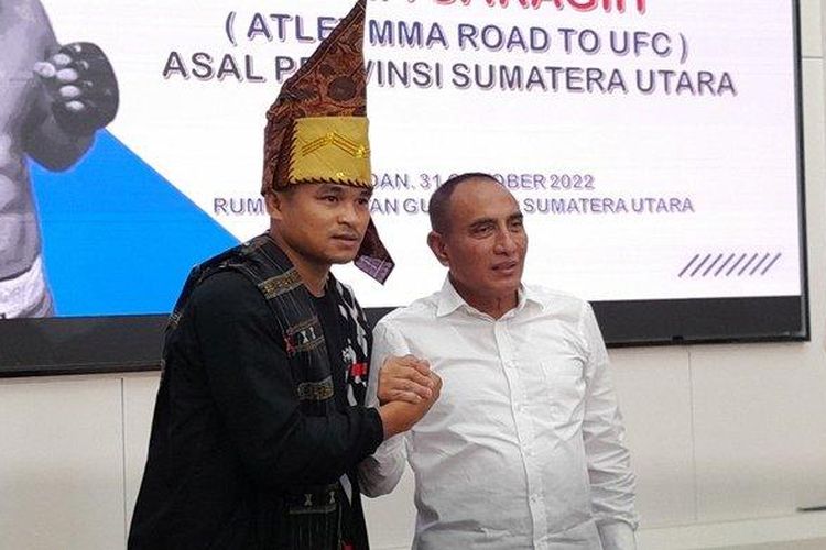 Petarung bela diri campuran asal Simalungun, Sumut, Jeka Saragih curhat soal jalan rusak yang ada di kampungnya, Desa Bahpasunsang, Kecamatan Raya Kabupaten Simalungun saat bertemu Gubernur Sumatera Utara Edy Rahmayadi di rumah dinasnya, Senin (31/10/2022). 

