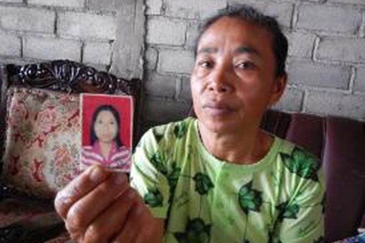 Ibu korban menunjukkan foto anaknya Sihatul Alfiah (27) warga Desa Plambangrejo Kecamatan Cluring Kabupaten Banyuwangi, yang koma selama 4 bulan di Taiwan.