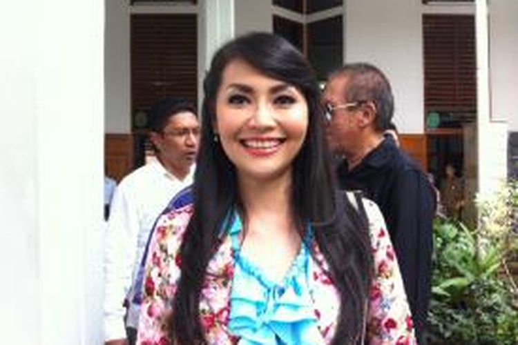 Tessa Kaunang hadir dalam sidang kedua gugatan cerainya terhadap Sandy Tumiwa di Pengadilan Negeri Jakarta Selatan, Jalan Ampera Raya, Senin (1/9/2014).