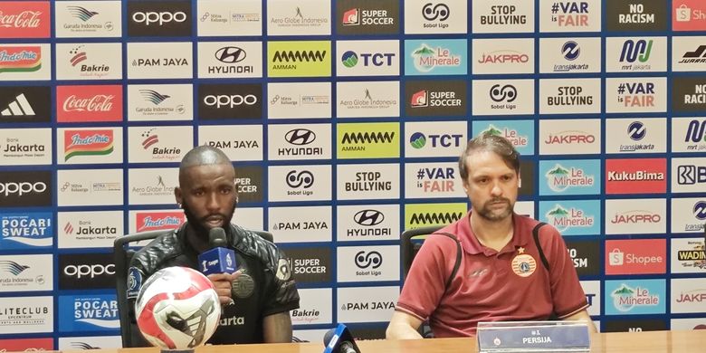 Pelatih Persija Jakarta, Mauricio Souza, bersama Allano Lima