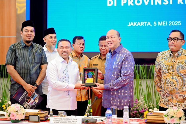 Gubernur Riau (Gubri) Abdul Wahid bersama Menteri Investasi Rosan Roeslani dalam pertemuan bersama bupati dan wali kota se-Riau di Jakarta, Senin (5/5/2025). 
