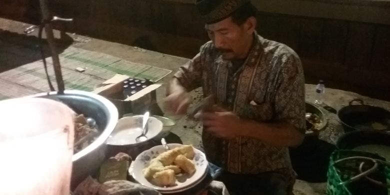 Mustofa, penjual Lontong Tuyuhan di alun-alun Rembang, Jawa Tengah, Minggu (17/6/2018).