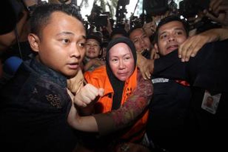 Gubernur Banten Atut Chosiyah ditahan Komisi Pemberantasan Korupsi di Jakarta, Jumat (20/12/2013). Atut ditahan terkait dugaan suap kepengurusan sengketa Pilkada di Mahkamah Konstitusi dan pengadaan alat kesehatan. 