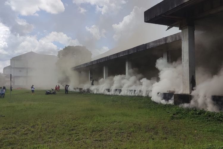 Gedung Rumah Sakit Universitas Tanjungpura (Untan) Pontianak, Kalimantan Barat (Kalbar) yang terbengkalai terbakar. Asap yang mengepul dari dalam bangunan membuat 4 petugas pemadam kebakaran pingsan. 