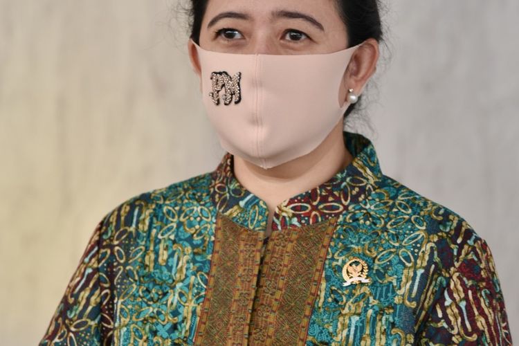 Ketua DPR Puan Maharani mengenakan batik. Memperingati Hari Batik Nasional yang jatuh pada Jumat (2/10/2020), Puan menegaskan bahwa batik adalah kekayaan Indonesia yang harus terus dibanggakan.  