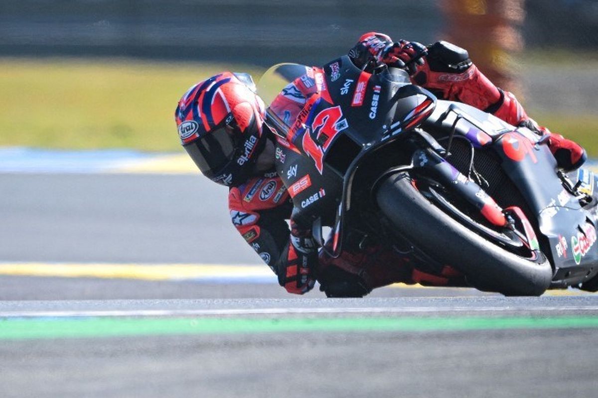 Maverick Vinales kala beraksi bersama tim Aprilia Racing pada MotoGP Perancis di Sirkuit Le Mans, 11 Mei 2024 silam. Terkini, Maverick Vinales menjadi yang tercepat dalam sesi practice MotoGP Jerman 2024 di Sirkuit Sachsenring, 5 Juli 2024. (Photo by Lou BENOIST / AFP)