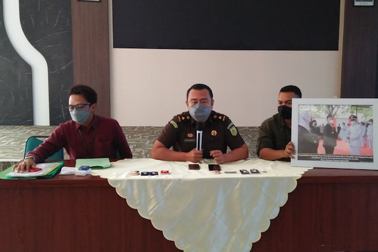 Kepala Seksi Intelijen Kejari Gresik Deni Niswansyah (tengah), saat memberikan penjelasan kepada awak media di gedung Kejari Gresik, Selasa (21/6/2022).