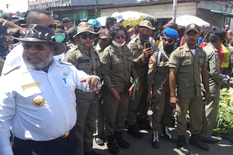 Bupati Mimika, Eltinus Omaleng, memimpin penertiban pedagang pasar di Jalan Bhayangkara, Kota Timika, Rabu (10/4/2019) 