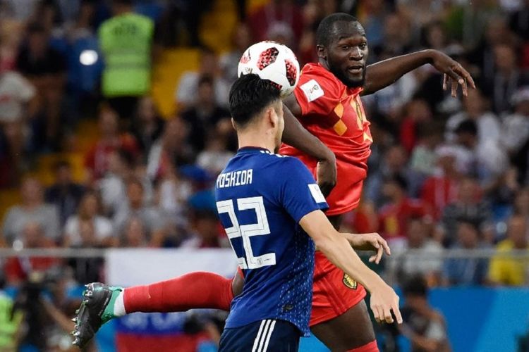 Romelu Lukaku berduel dengan Maya Yoshida pada laga Belgia vs Jepang dalam babak 16 besar Piala Dunia 2018 di Rostov Arena, 2Juli 2018. 