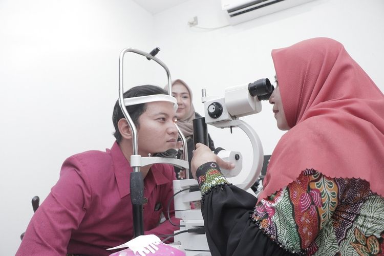 Bupati Trenggalek, Jawa Timur, Mochammad Nur Arifin, mencoba proses layanan pemeriksaan mata di Klinik Mata KMU Trenggalek, Klinik mata ini diresmikan pada Kamis (01/02/2024).