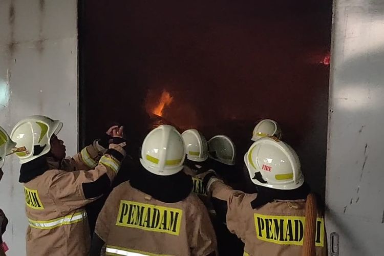 Sebuah gudang distributor obat di Jalan MT Haryono, Cawang, Kramatjati, Jakarta Timur, mengalami kebakaran, Selasa (11/7/2023) pagi pukul 05.33 WIB.