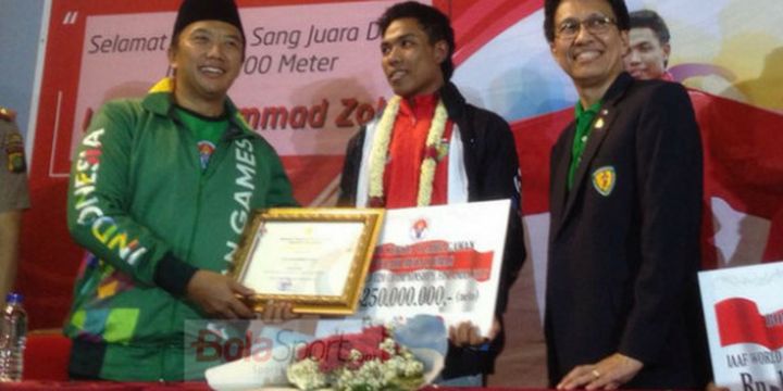 Menteri Pemuda dan Olahraga, Imam Nahrawi (berjaket hijau), menyambut pelari muda Indonesia, Lalu Muhammad Zohri (berkaus merah) di Terminal 3 Bandara Soekarno Hatta, Selasa (17/7/2018