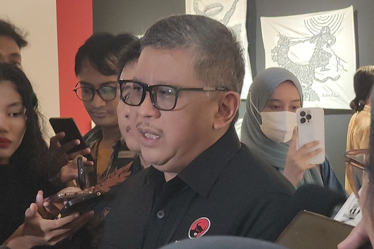 Sekretaris Jenderal PDI-P Hasto Kristiyanto ditemui di Galeri Nasional, Jakarta Pusat, Senin (13/5/2024).