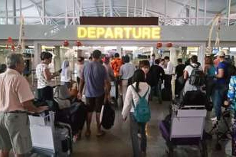 Terminal Internasional Bandara Ngurah Rai, Bali, Kamis (10/3/2016), kembali normal setelah sempat ditutup Rabu (9/3/2016), sehubungan umat Hindu di Bali merayakan Nyepi.