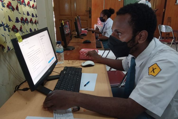 Meski terkendala jaringan internet, Puspresnas mengusahakan siswa Papua tetap dapat mengikuti seleksi KSN 2021 dengan mengirimkan langsung soal dalam bentuk diska lepas.