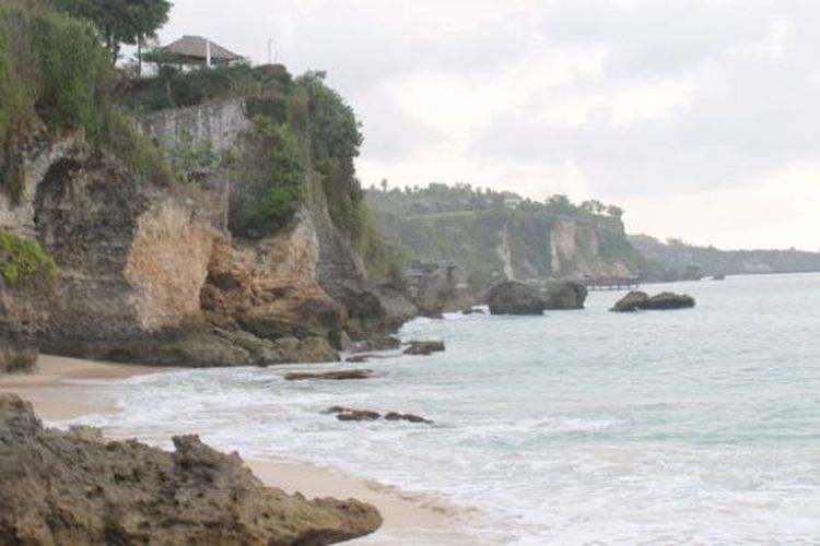 Tampak dari kejauhan, bentuk bagian Hotel Ayana yang dilihat dari bawah karang pantai Tegalwangi, di Jimbaran, Bali.