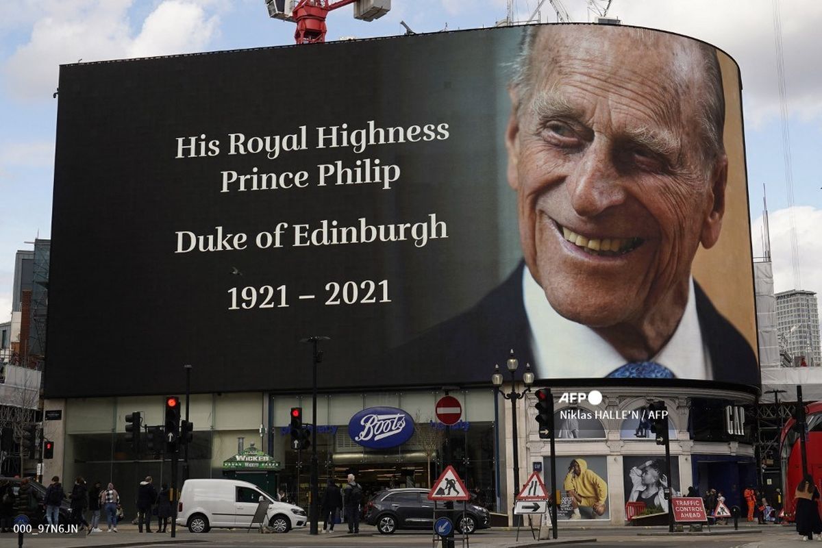 Papan iklan elektronik menampilkan penghormatan kepada Pangeran Philip, Duke of Edinburgh, di pusat kota London pada 9 April 2021 setelah kematian Pangeran Philip. Suami Ratu Elizabeth II tersebut baru-baru ini menghabiskan lebih dari sebulan di rumah sakit dan menjalani prosedur jantung. Pangeran Philip meninggal dalam usia 99 tahun.