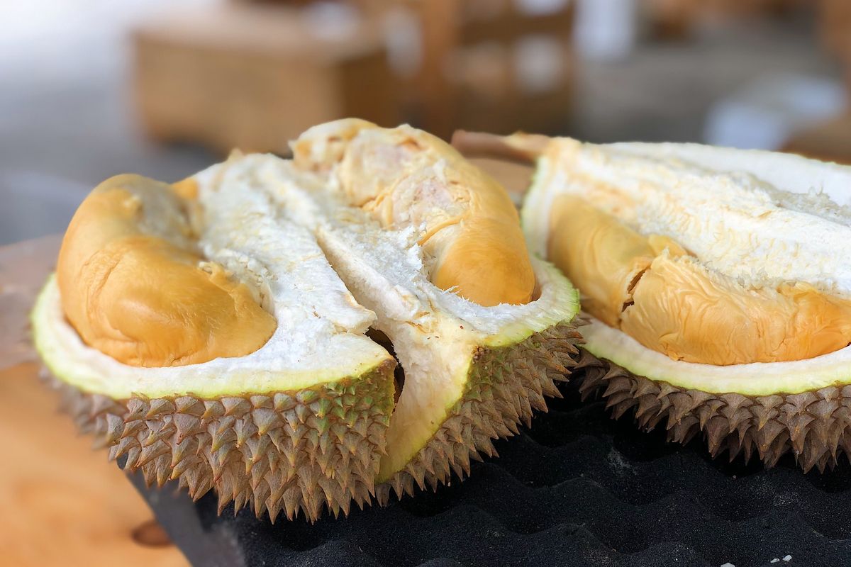 Durian sebagai rajanya buah memiliki kalori tinggi. Satu buah durian utuh bisa mengandung 885-1.500 kalori.